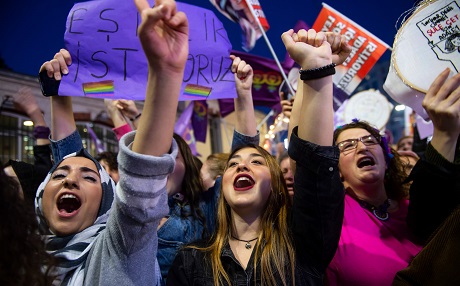 Istanbul police fire tear gas at banned women's day rally