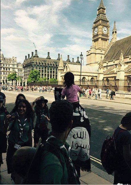 بالصور.. رجل يحمل راية داعش قرب البرلمان البريطاني  Kmjgm,gh