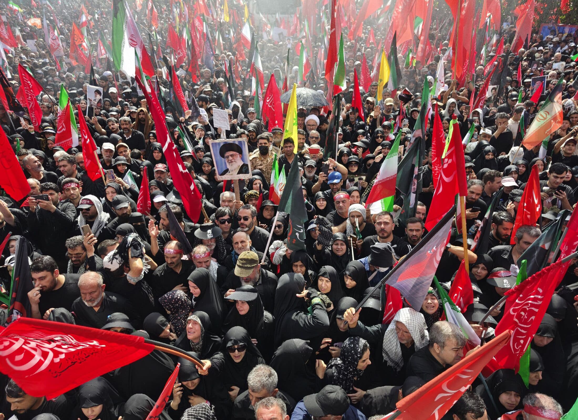 Eski İran lideri Hamaney için Kum'da cenaze töreni düzenlendi