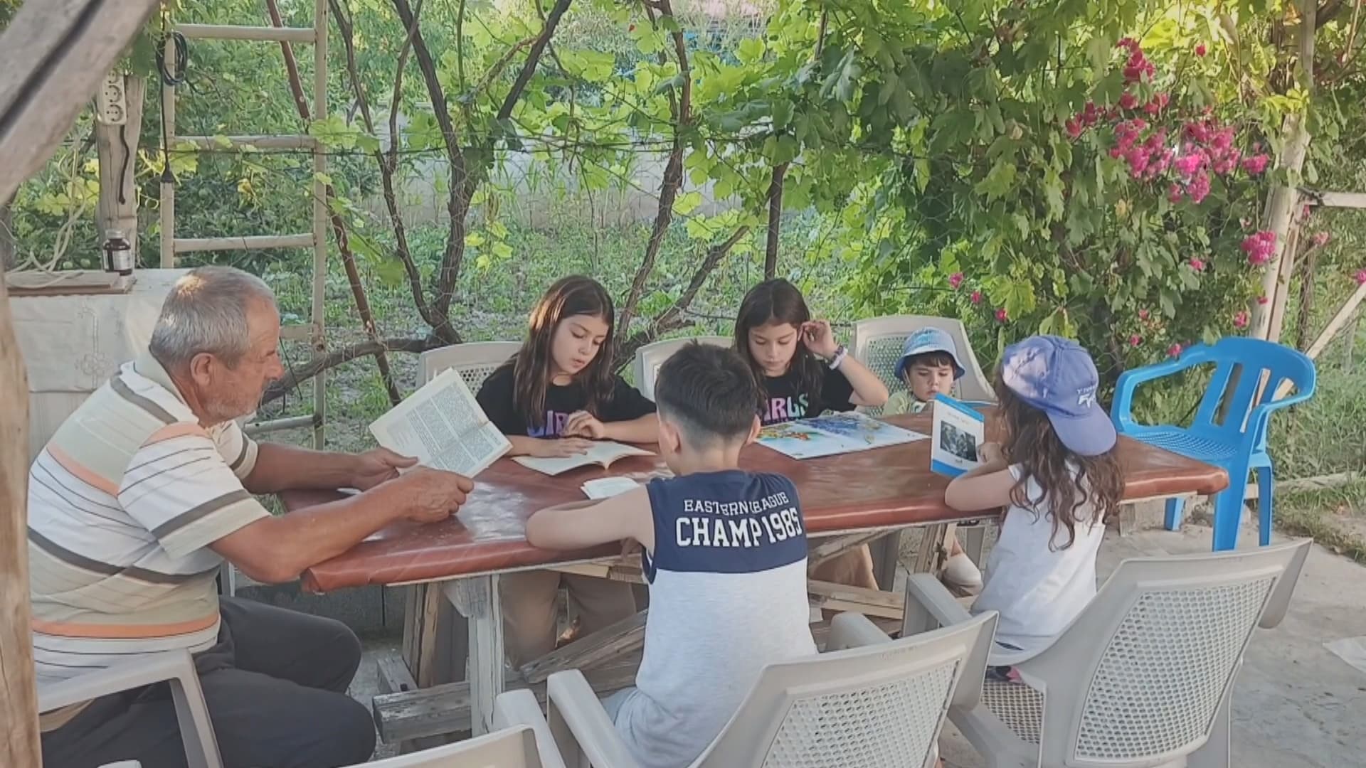 Li Wanê bapîrekî neviyên xwe ji ekran û lîstikên dijîtal dûr xistin