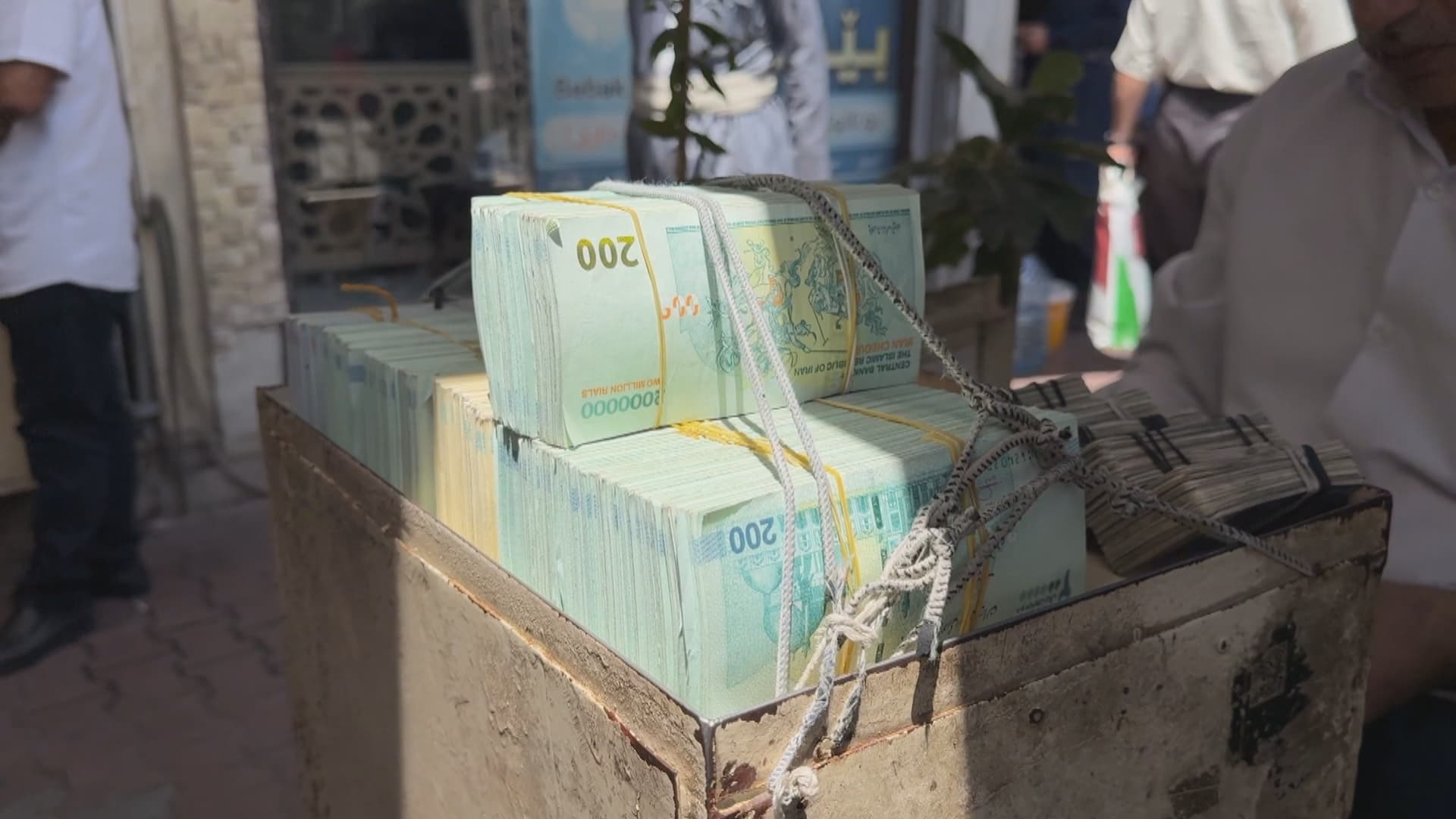بەهای تمەن لە سلێمانی 21% دابەزیوە و مامەڵەکاران ترسیان هەیە
