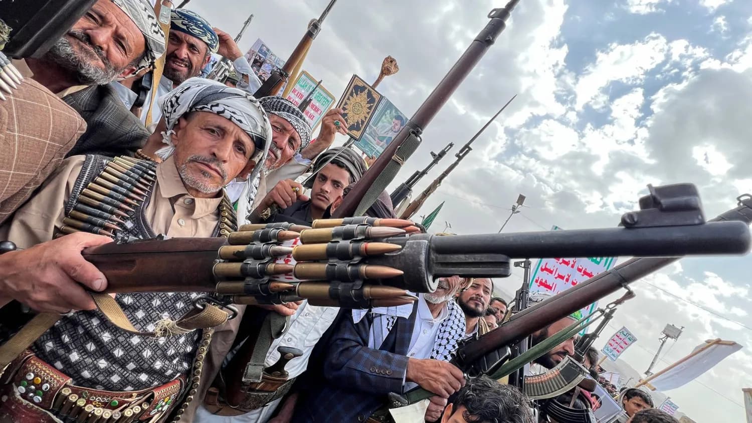 Hûsiyan bi 14 mûşekên balîstîk êrişî peravên Yemenê kir