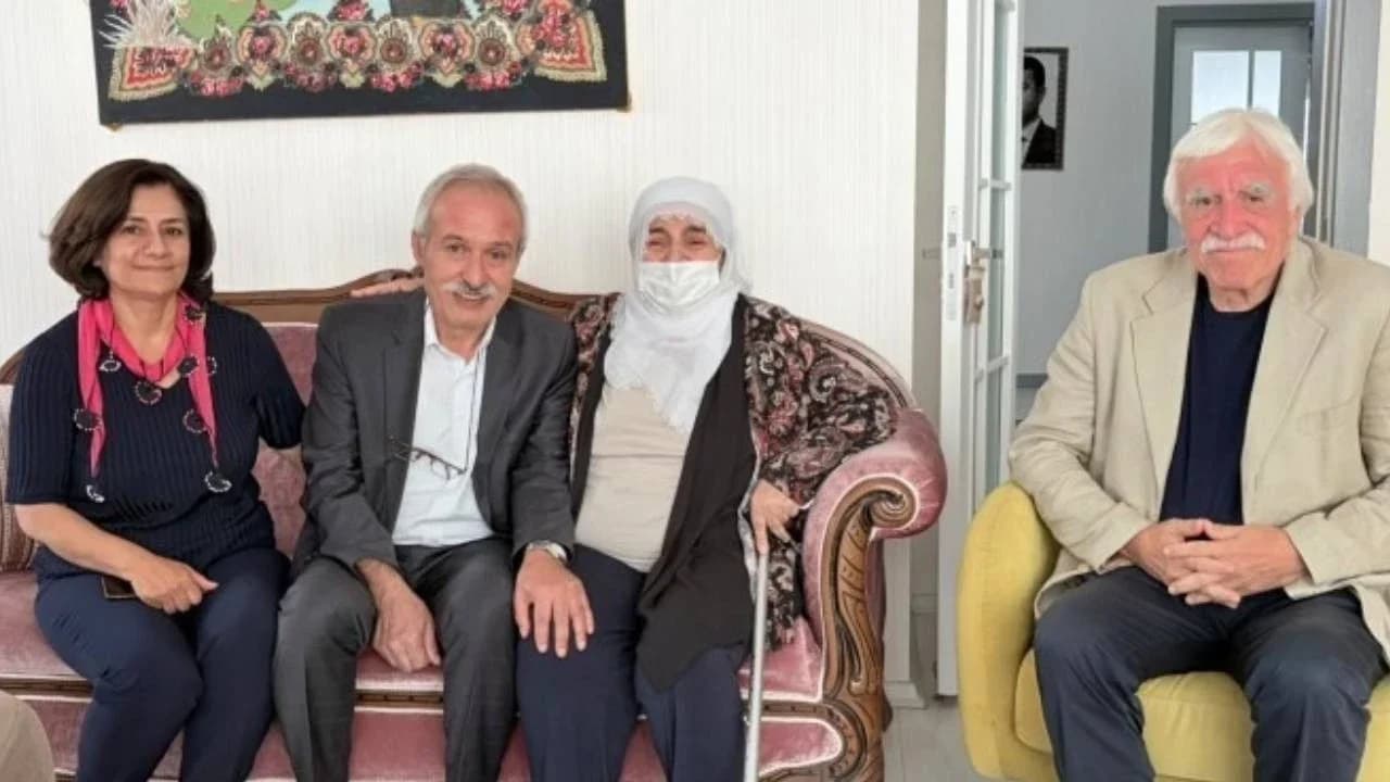 Demirtaş’ın annesi, oğlunu Mızraklı’ya sordu: ‘Onu niye getirmedin?’