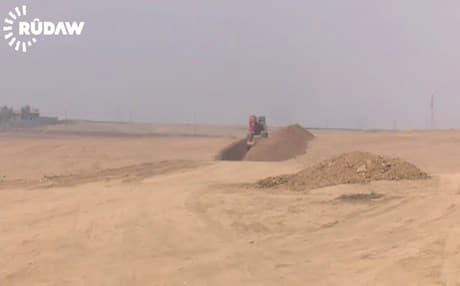 Peshmerga digging trenches at the Bashiqa front