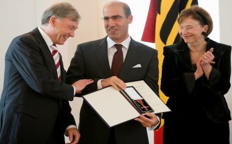 Mehmet Tanriverdi being awarded the Cross of Merit in Germany. Photo: bagiv.de