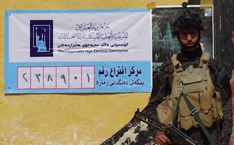 A security officer guards a polling station in Kirkuk during Iraq's provincial elections, April 20, 2013. Photo: AFP