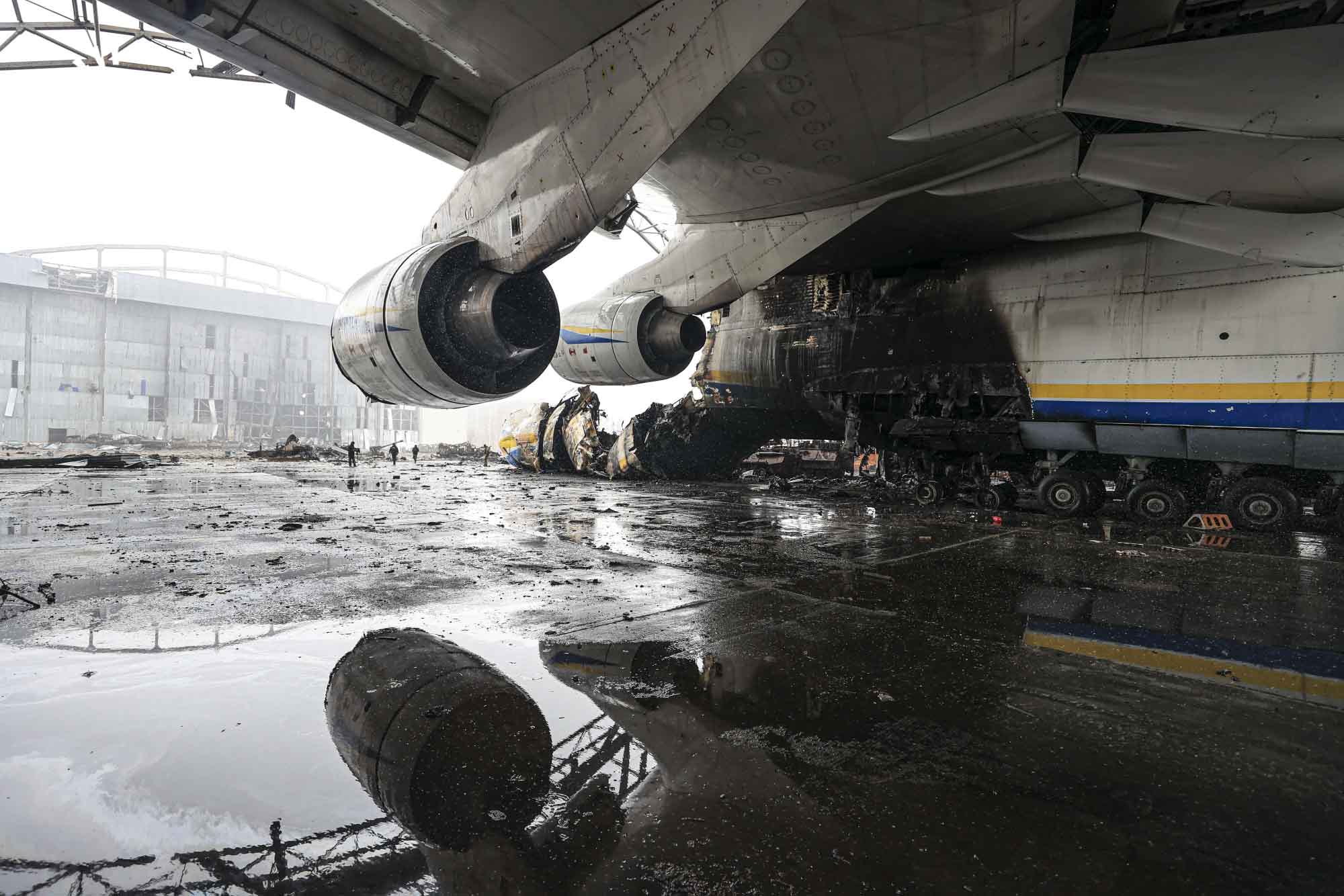 АН-225 Мрия сгорел. АН-225 Мрия разрушен. Мрия самолет сгорел фото. Разбили самолет Мрия.