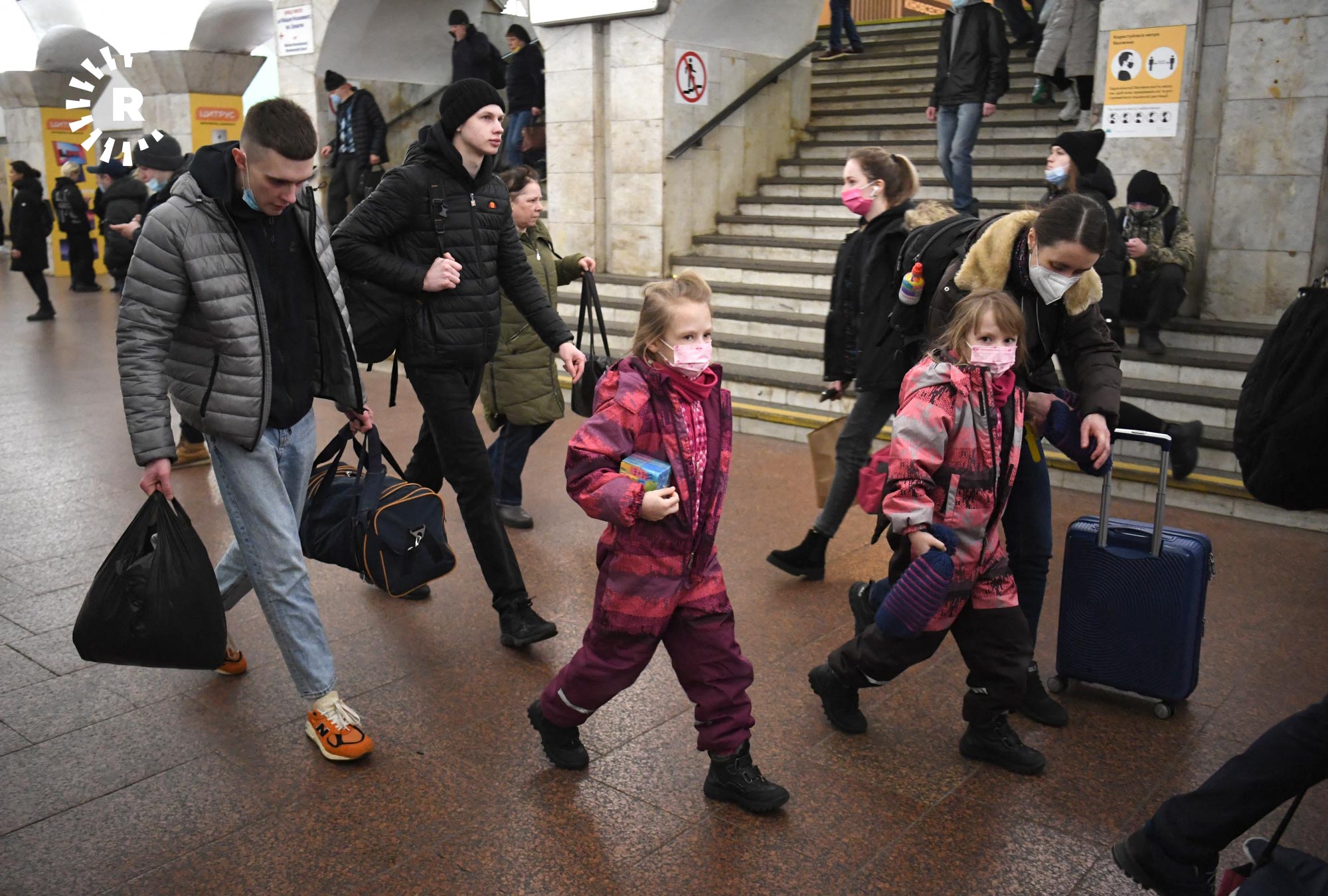 Киев люди. Люди в метро фото. Метро для детей. Украина люди в метро.