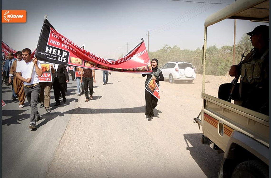 خۆپێشاندانی بەشێک لە پەرلەمانتاران و چالاکوانانی مەدەنی بۆ پشتگیریکردن لە  ژنانی شنگال 11