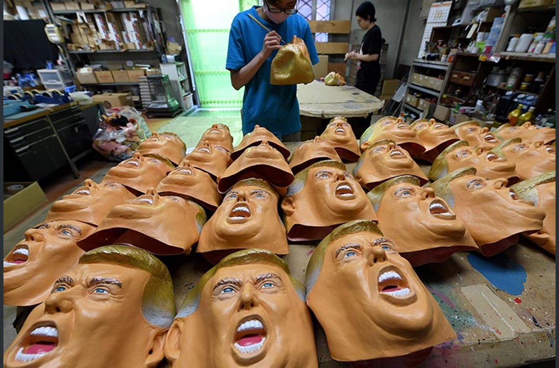 afp_trump_mask 3