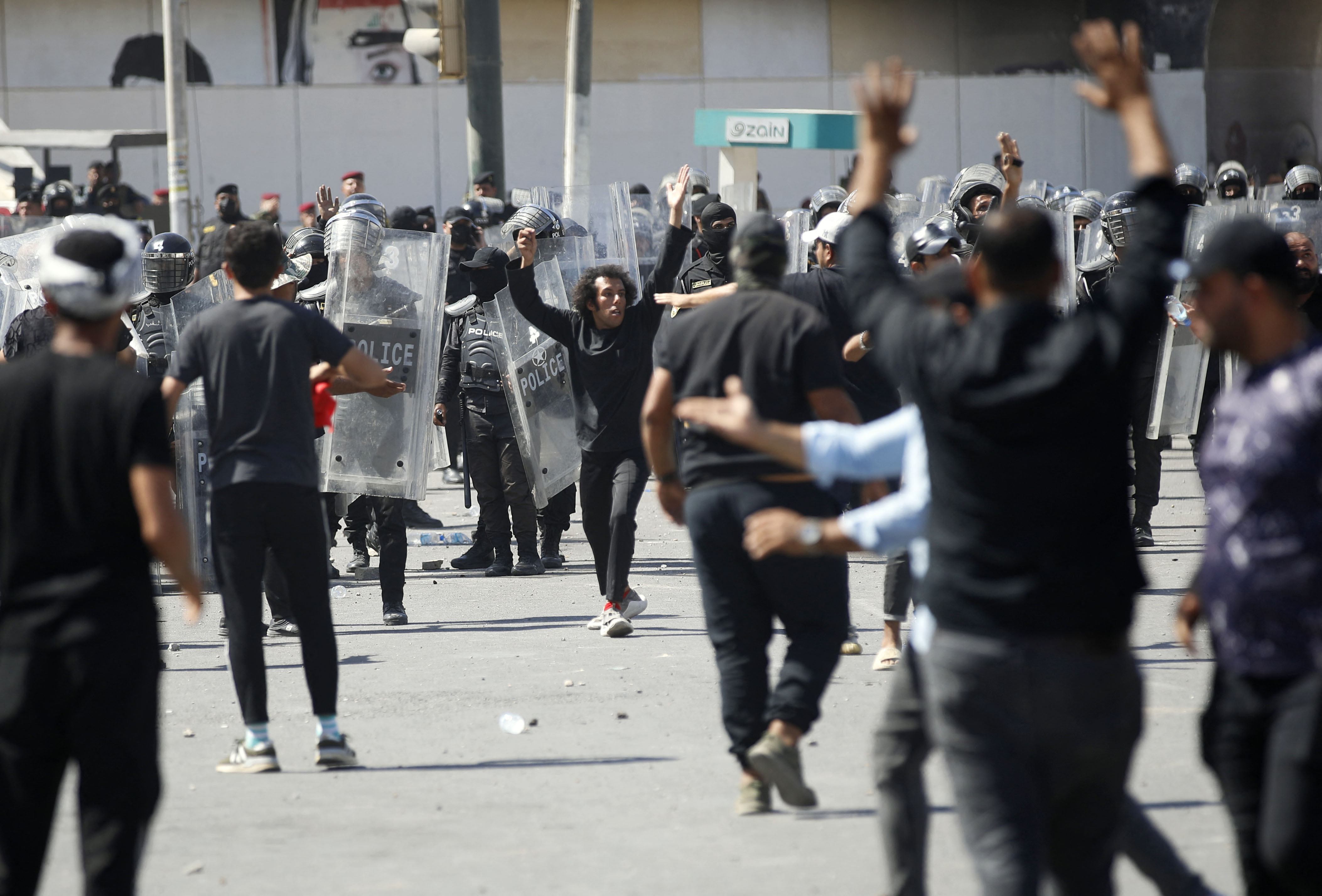 Iraqi supporters of Shiite Muslim cleric Moqtada Sadr clash with security forces in Tahrir Square in the centre of Iraq's capital Baghdad on September 28, 2022 ahead of a parliament session in the nearby high-security Green Zone across the Tigris river. Photo: Ahmad al-Rubaye/AFP