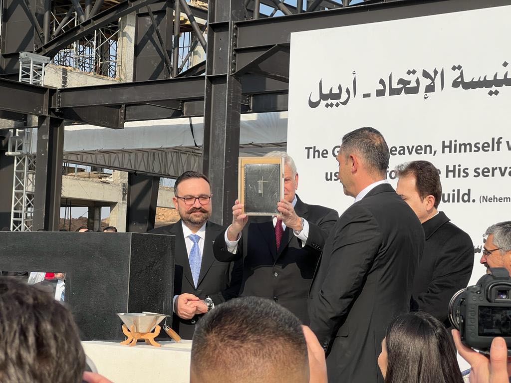 El evangelista estadounidense Franklin Graham inserta una biblia en la primera piedra de una nueva iglesia en el distrito Ainkawa de Erbil.  Foto: Nwenar Fatih/Rudaw