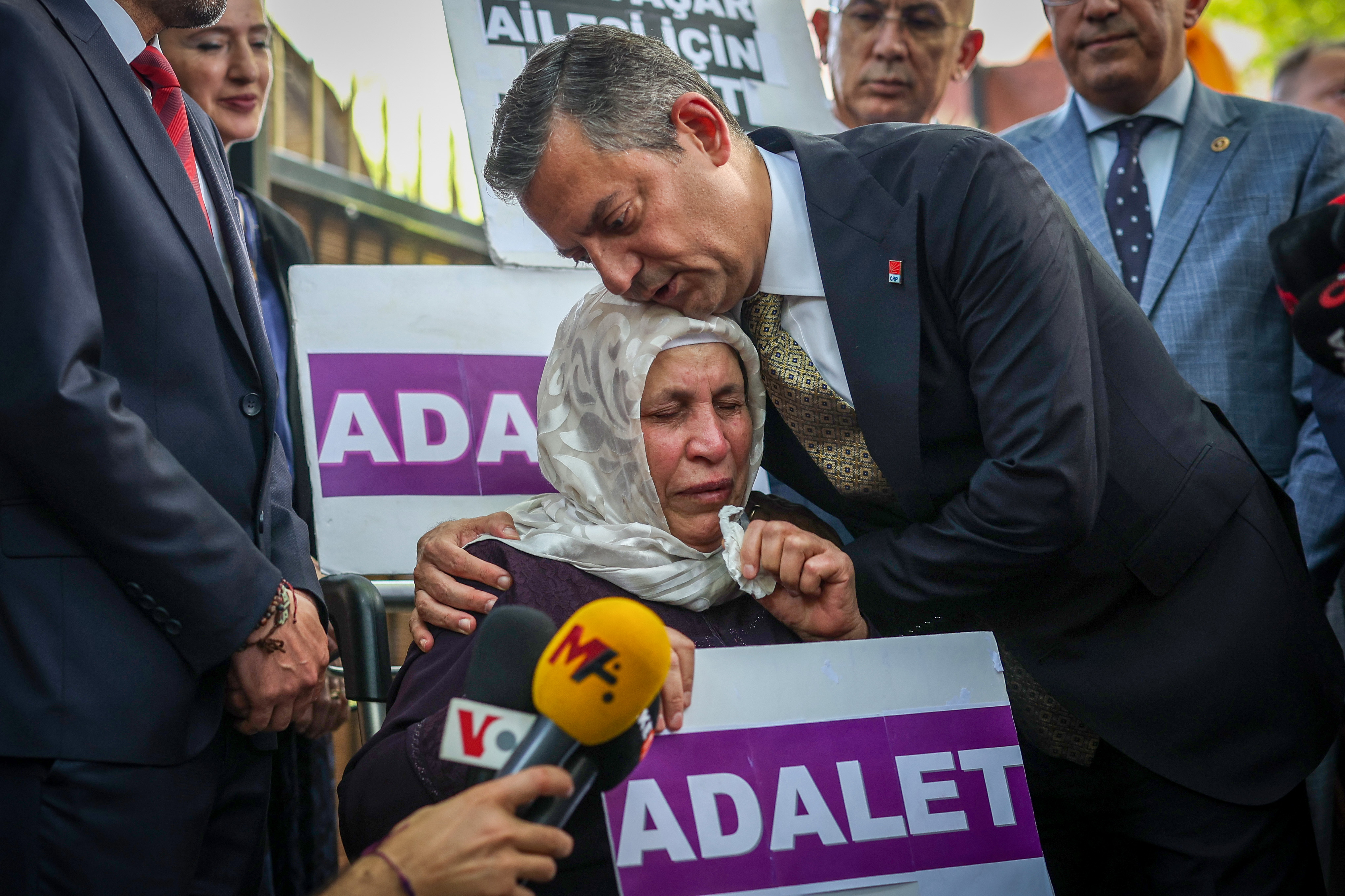 Foto: Özgür Özel Emine Şenyaşar'ı ziyaret etti