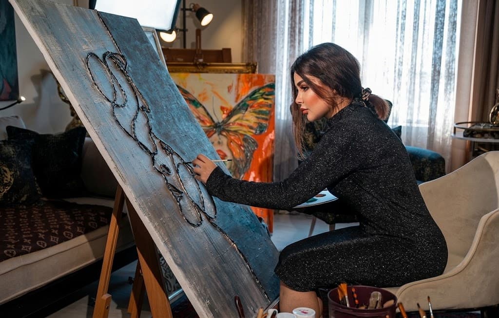 کچە شێوەکارێک لە سلێمانی ستایلێکی نوێی هونەری دادەهێنێت
