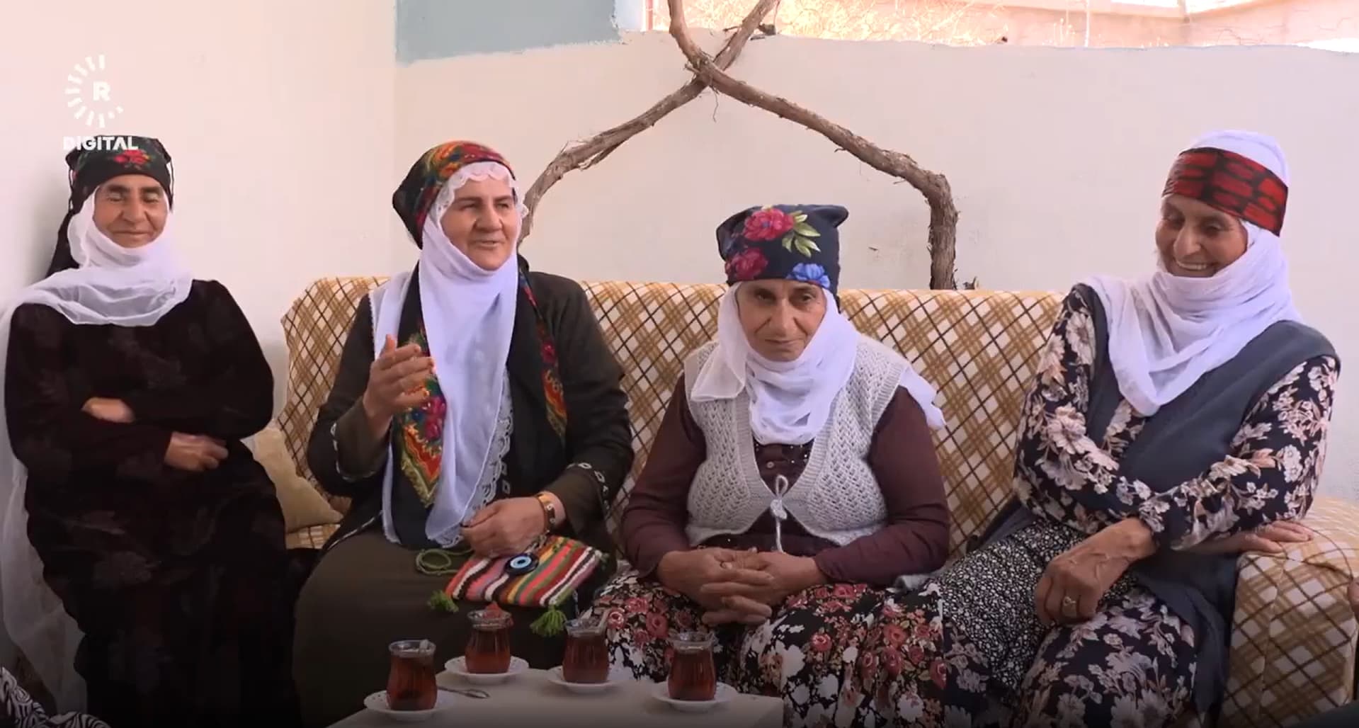 Mardinli dengbêj Aweşa, çocuk yaşta berdel oldu: Hala geleneğini sürdürüyor