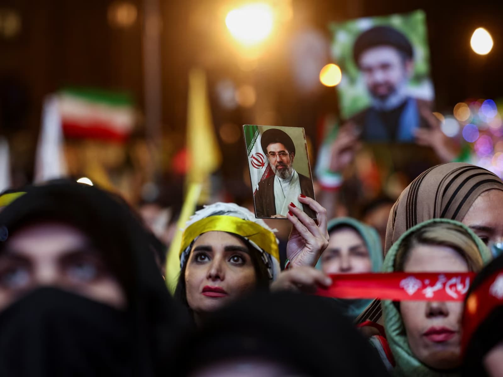 ژمارەیەک لایەنگری حکومەتی تاران خۆپێشاندان دژی ئەمریکا دەکەن. وێنە: Reuters