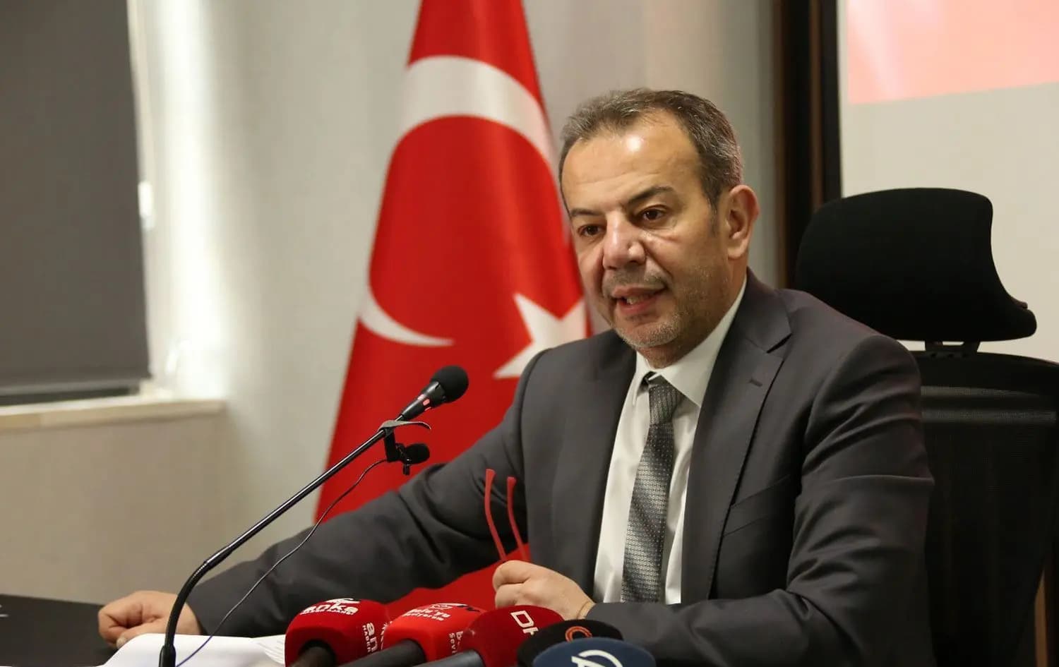 Disipline sevk edilen Tanju Özcan CHP'den istifa etti