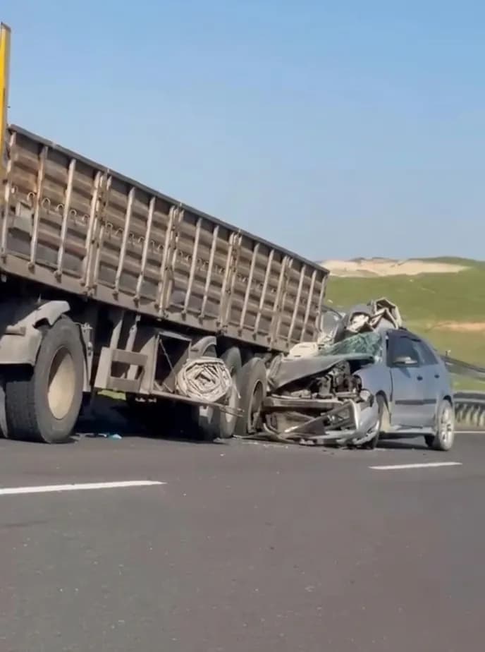 AGIRÎ - Otomobîlê li barhilgirê da: 2 mirî û 2 birîndar