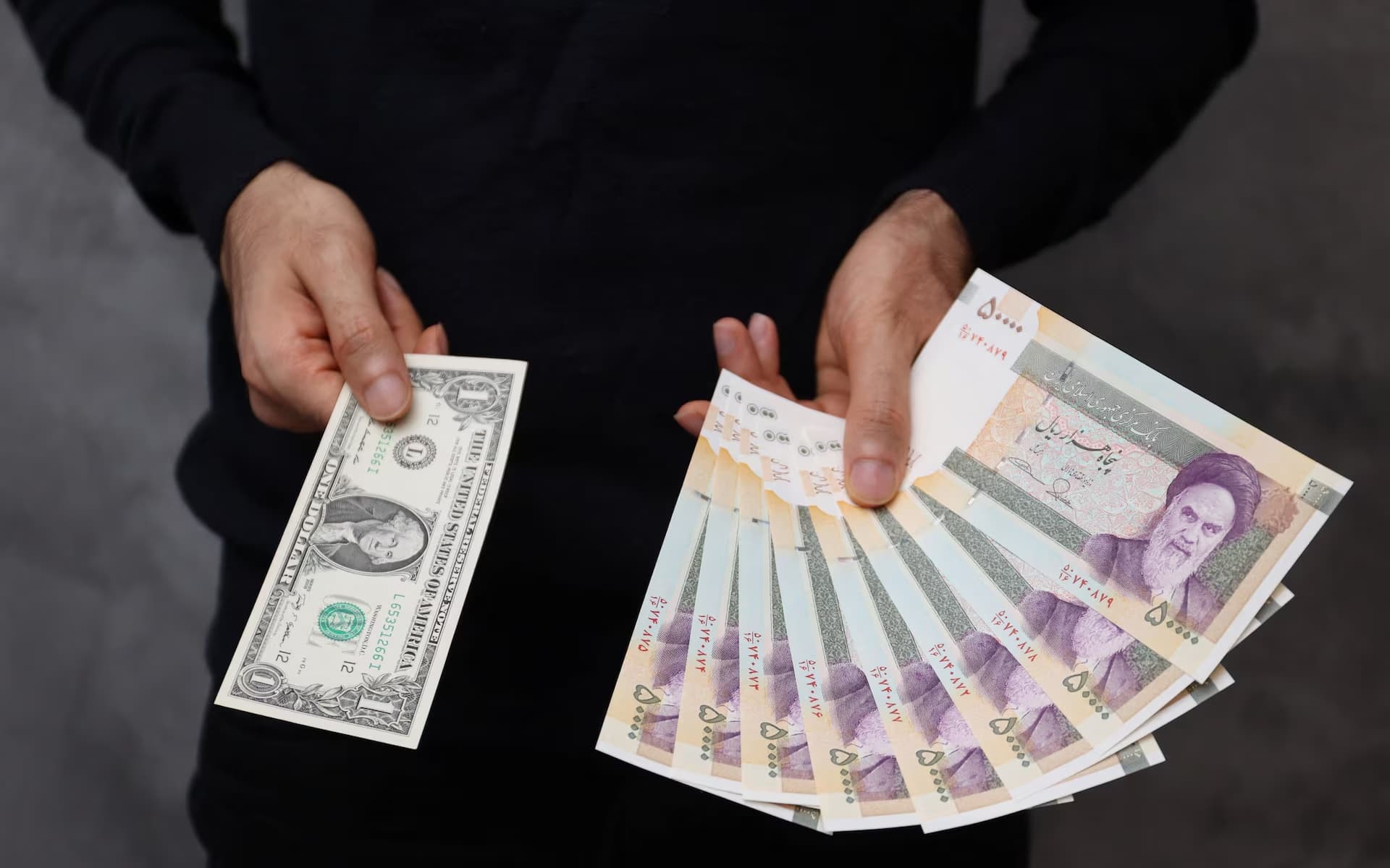 نرخی یەک دۆلار نزیکەی 160 هەزار تمەنە