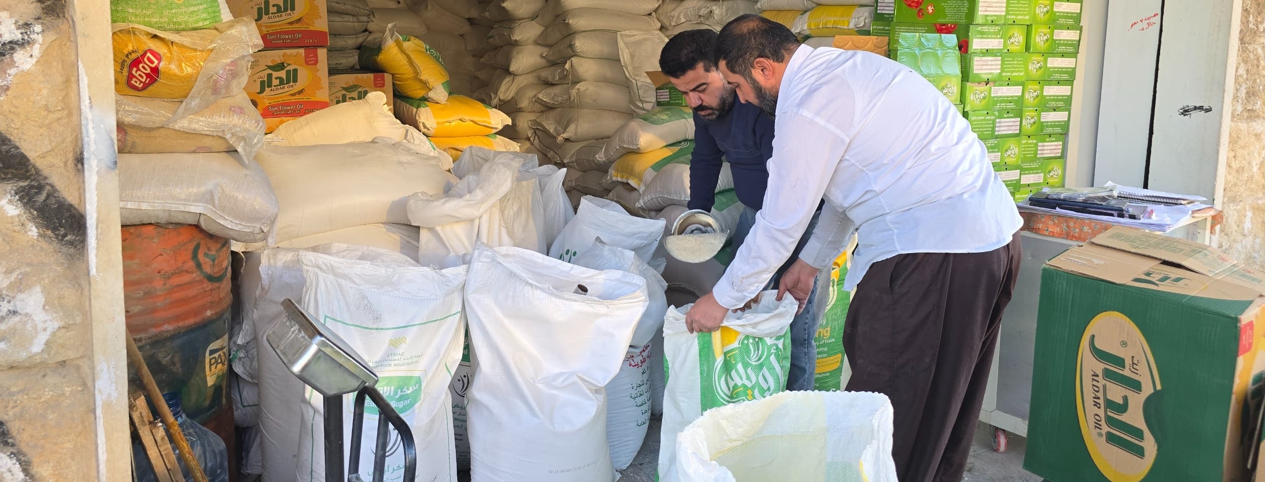 دابەشکردنی بەشەخۆراکی مانگانە لە هەولێر. وێنە: بڵند تاهیر - رووداو