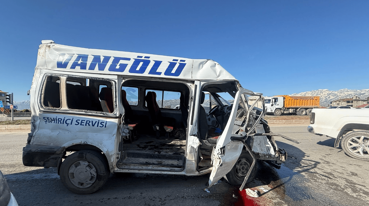 Hakkari'de yolcu minibüsü ile kamyon çarpıştı: 2 kişi yaşamını yitirdi