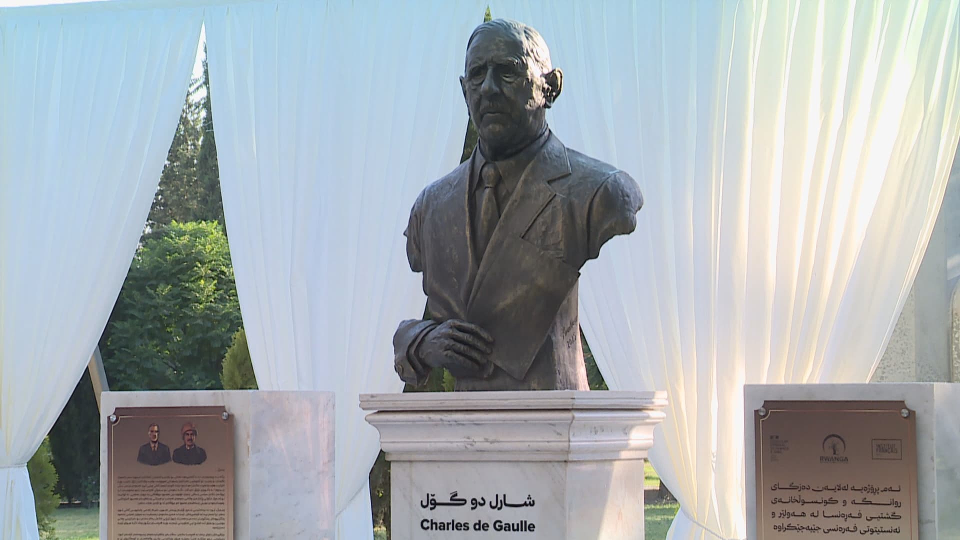'تۆ و فەرەنسا بەهەشتی ئاسمانی ئێمەن'؛ پەیکەری جەنەراڵ شارل دو گۆل لە هەولێر پەردەی لەسەر لادرا