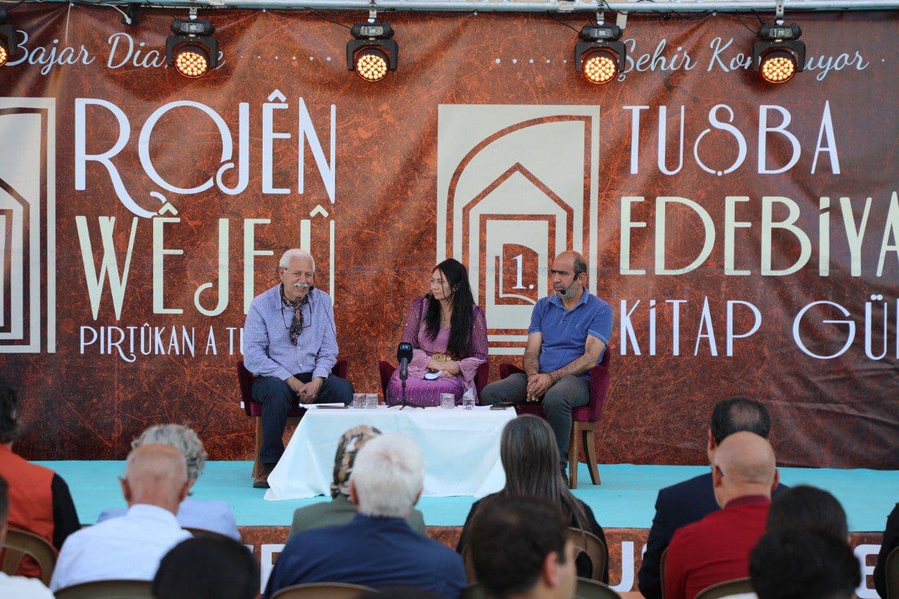 Di Rojên Edebiyat û Pirtûkan a Tuşbayê de roja duyemîn gelekî geş bû