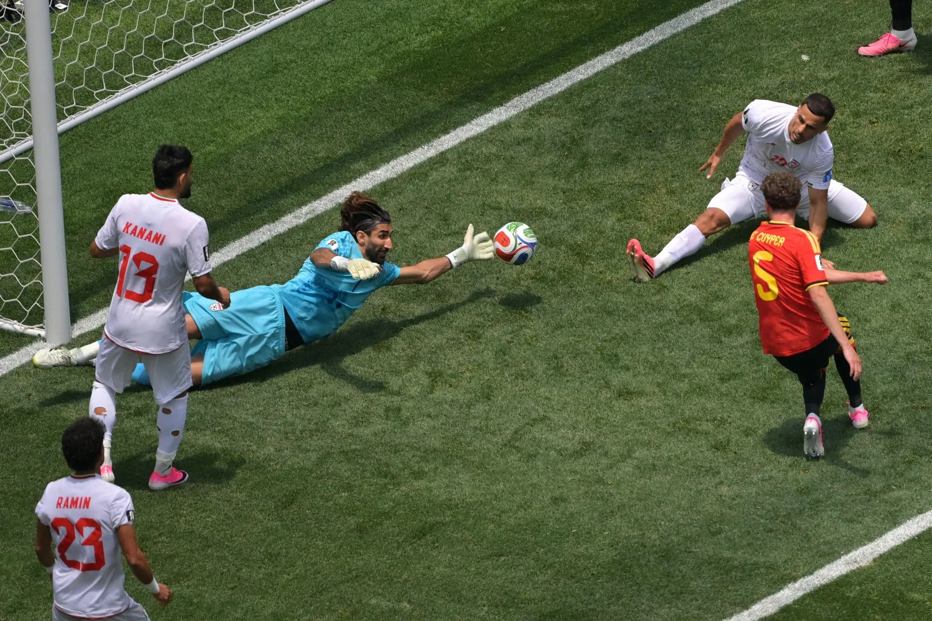 İran-Belçika maçından, Alireza Beiranvand'ın kurtarışı