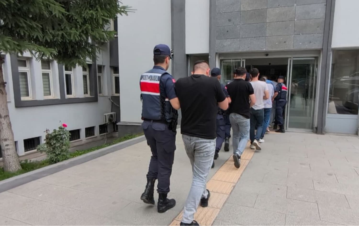Türkiye İçişleri Bakanlığı: 5 ilde yapılan uyuşturucu operasyonunda 341 şüpheli yakalandı