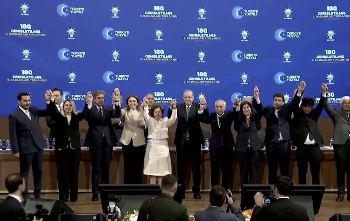 Erdogan rozet bi wan ve kirin: 3 şaredarên mixalefetê derbasî AK Partiyê bûn