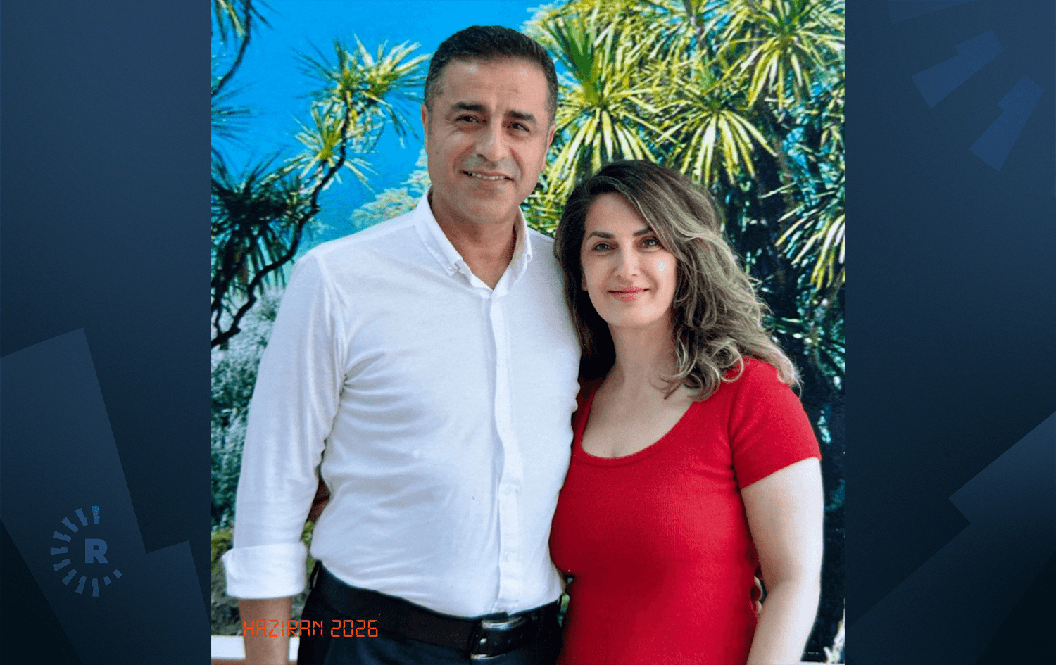 وێنەی سەلاحەدین دەمیرتاش لەگەڵ باشاک دەمیرتاش، هاوژینی هاوسەرۆکی پێشووتری پارتی دیموکراتی گەلان (هەدەپە)