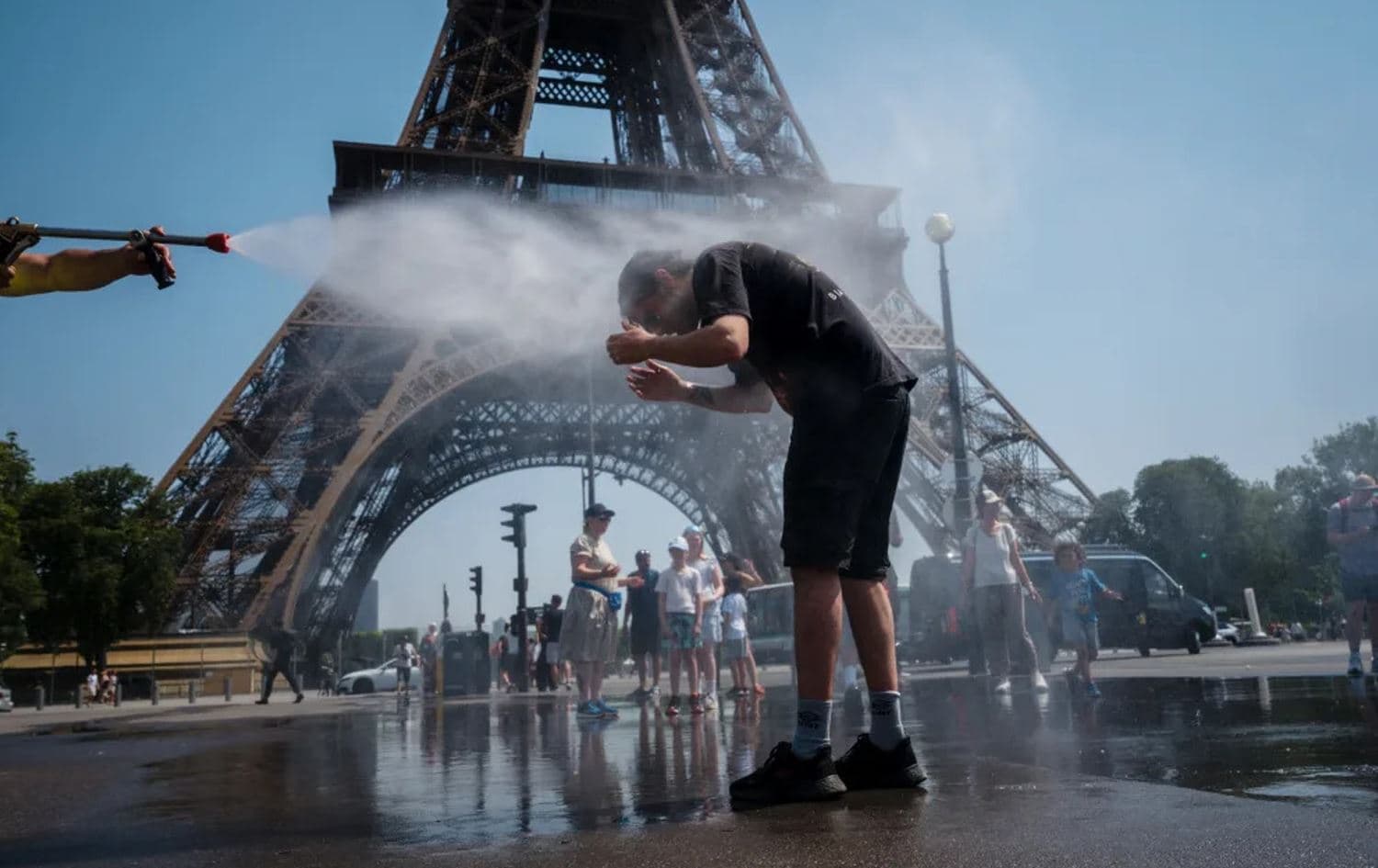 Paris kavruluyor: 1 günde 109 kişi sıcağa yenik düştü