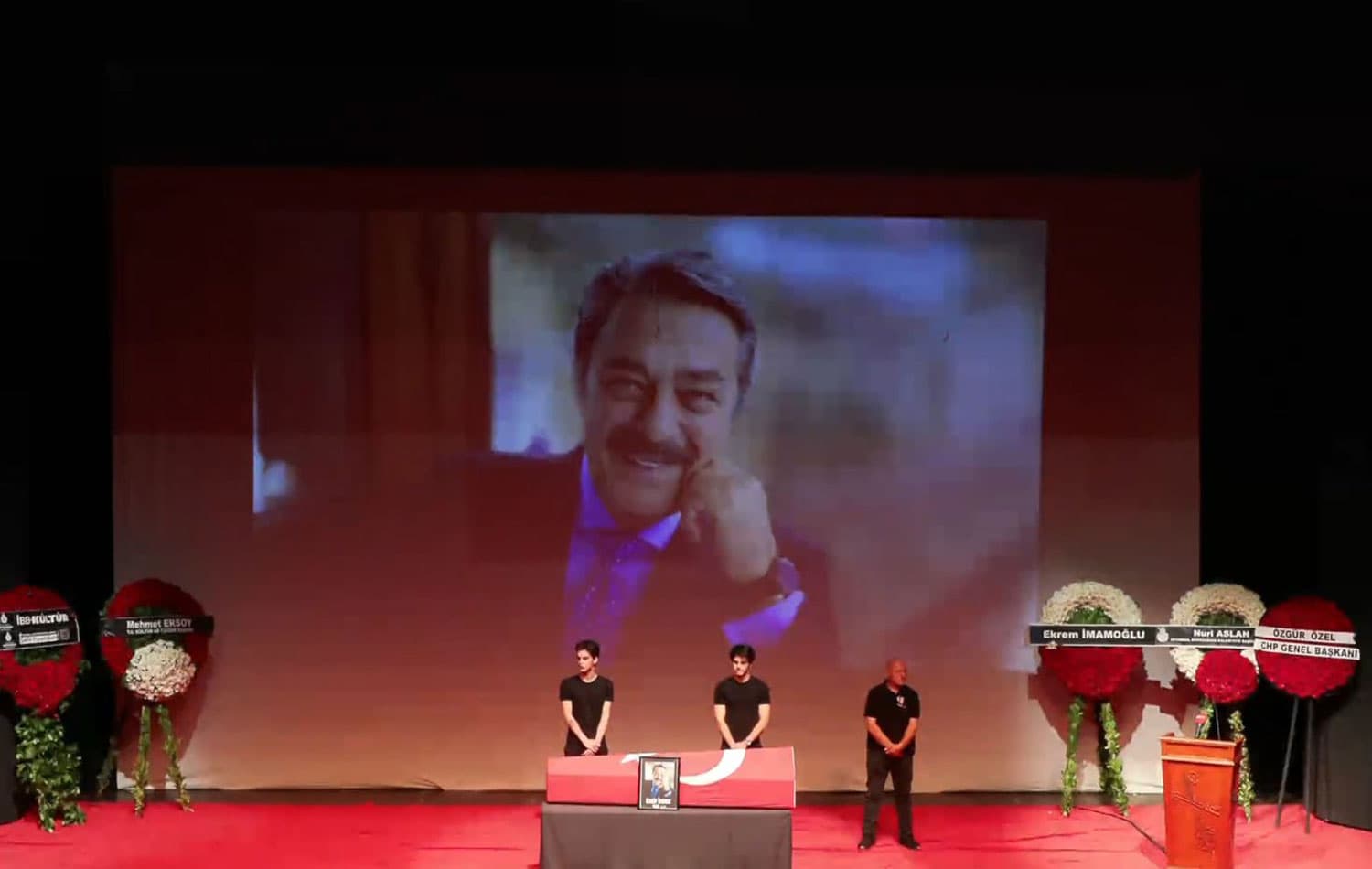 Türkiye sinemasının efsane ismi Kadir İnanır için İstanbul Harbiye Muhsin Ertuğrul Sahnesi’nde veda töreni düzenlendi. / Foto: Video Alıntısı