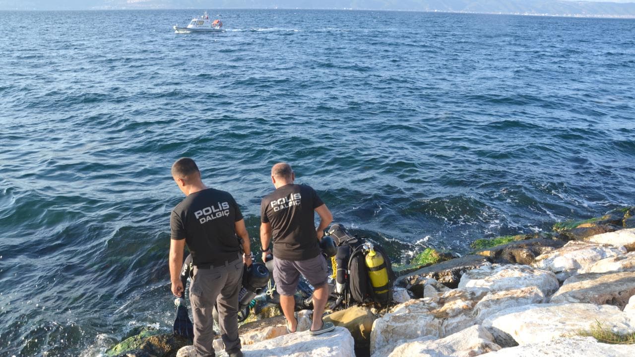 Pêlên deryayê 12 kes li ber xwe birin, 3 ji wan xeniqîn