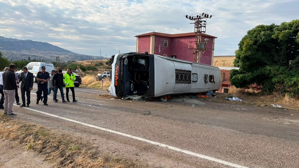 Kırıkkale'de yolcu otobüsü devrildi: 3’ü ağır 41 yaralı