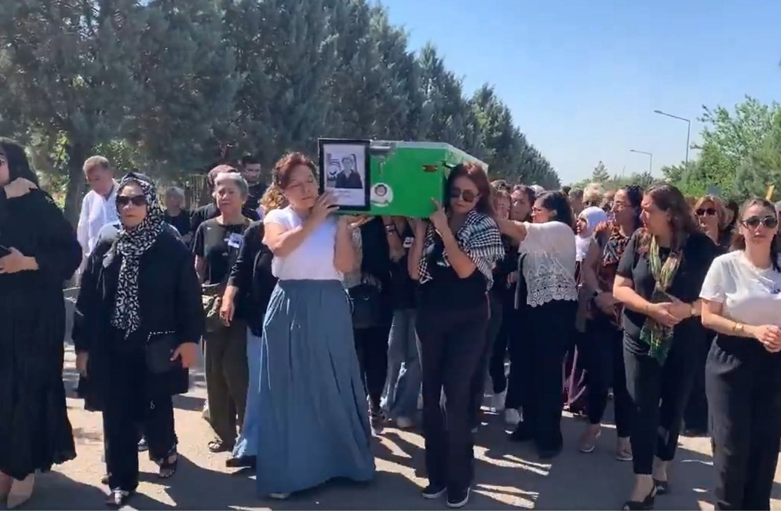 DİYARBAKIR - Nevin İl kadınların omuzunda uğurlandı