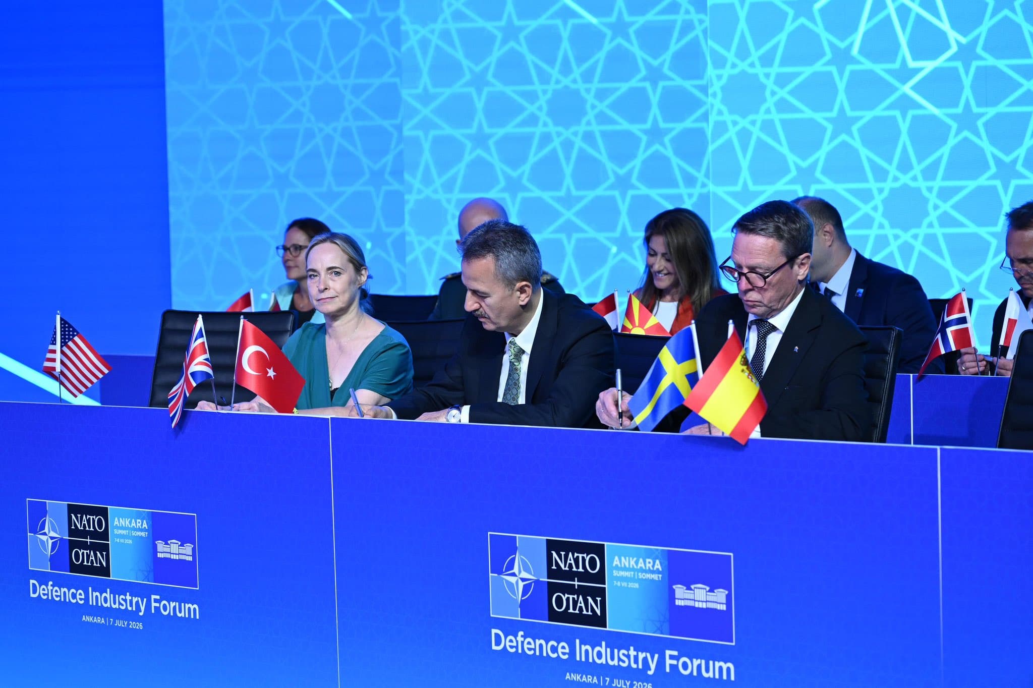 NATO Zirvesi: Türkiye 300 milyon dolarlık anlaşma imzaladı