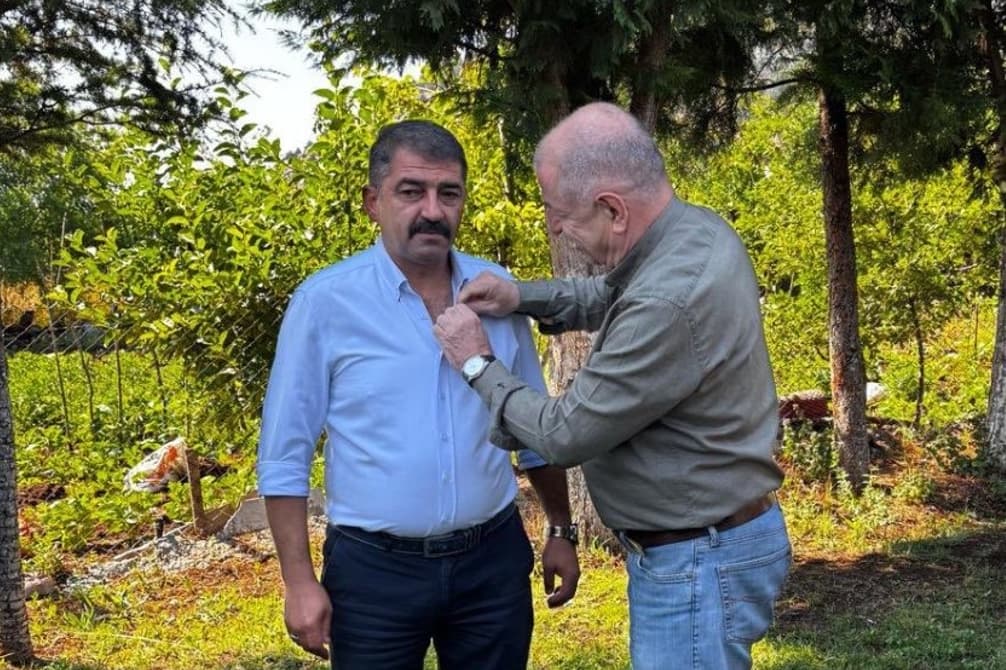 Ümit Özdağ rozet takıp 'Zafer Partisi'ne katıldı' dedi, CHP’li başkan yalanladı!