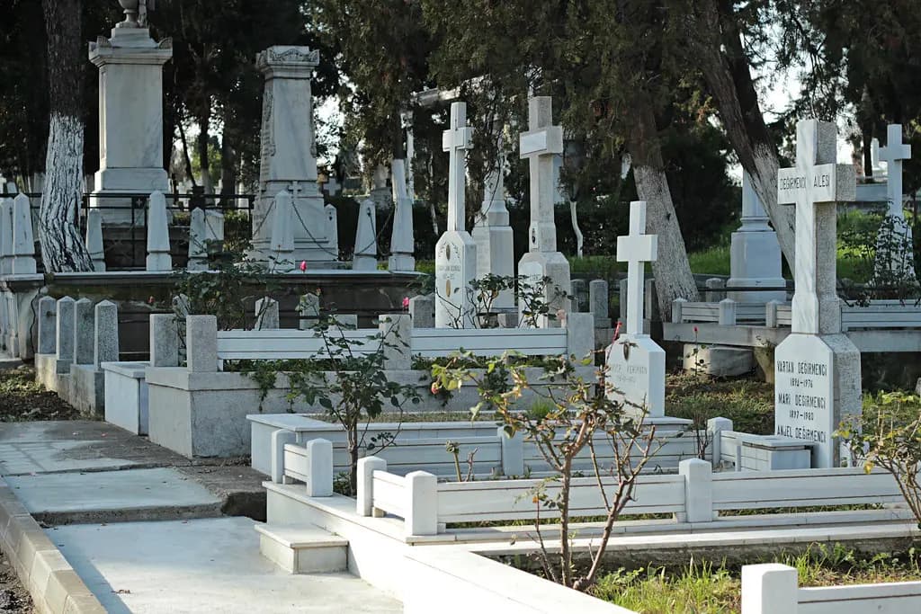 İstanbul'da Ermeni mezarlığına saldırı