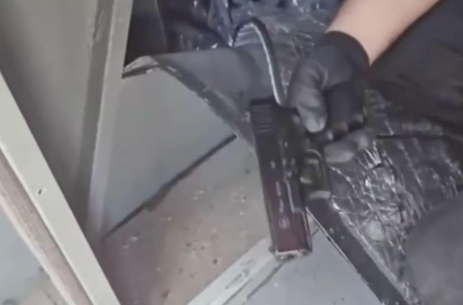İSTANBUL - Yolcu otobüsünün yakıt deposunda 120 tabanca ele geçirildi