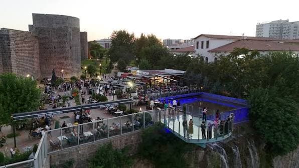 AMED - Êrişî tesîsa şaredariyê kirin: Birîndar hene