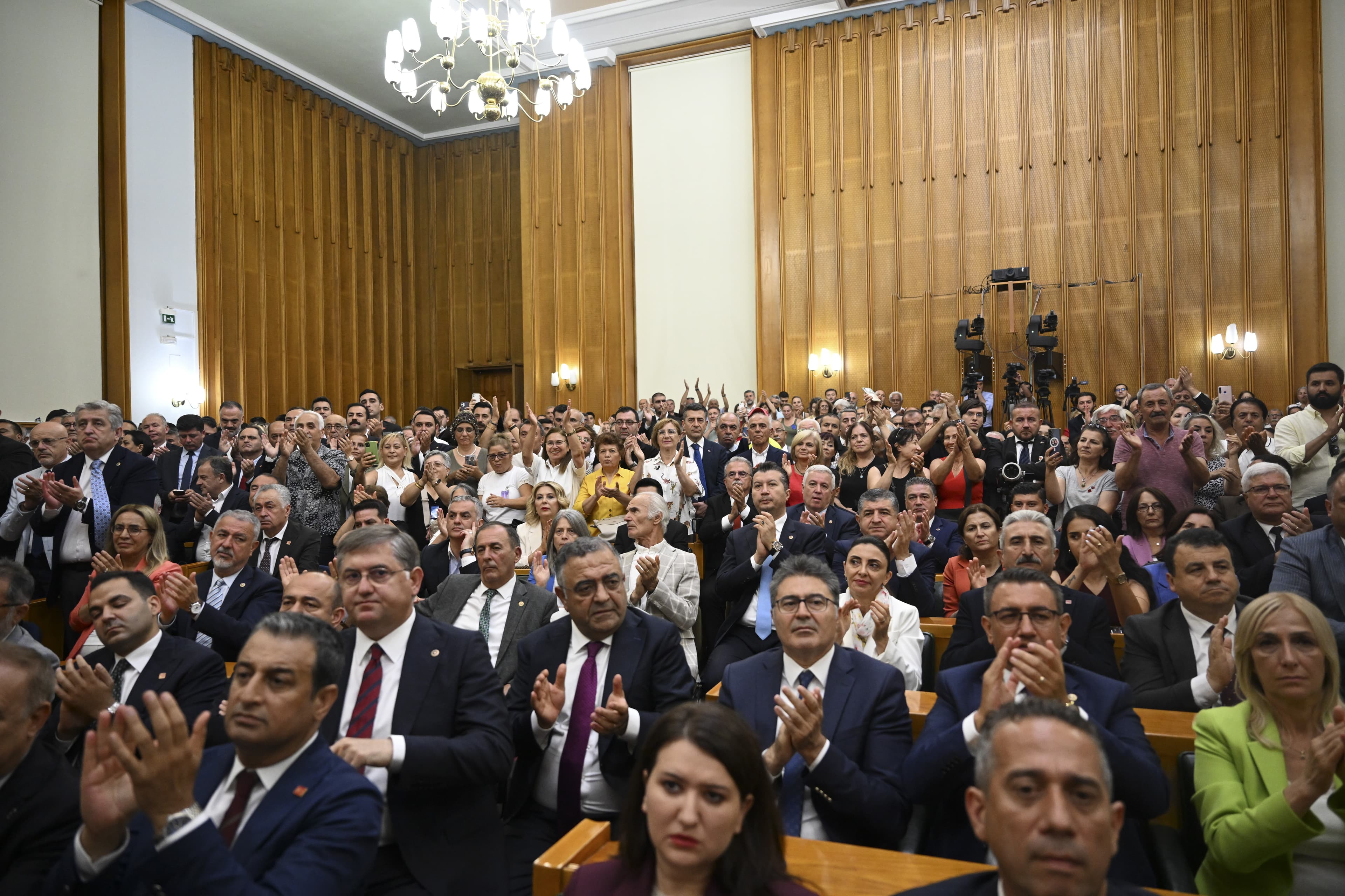 CHP’de kaç vekil Özür Özel’le birlikte yeni partiye geçecek?