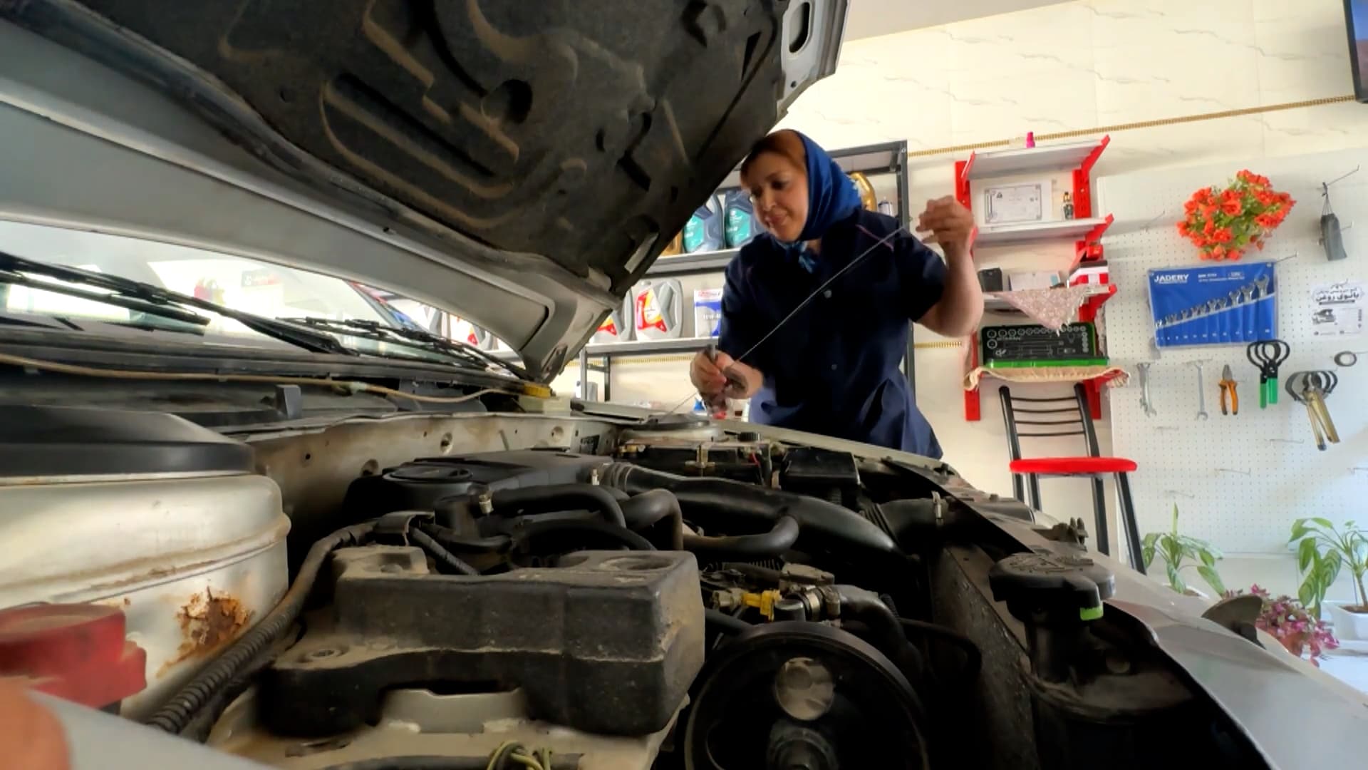 Rojhelat woman takes up mechanic work, urges others to follow suit