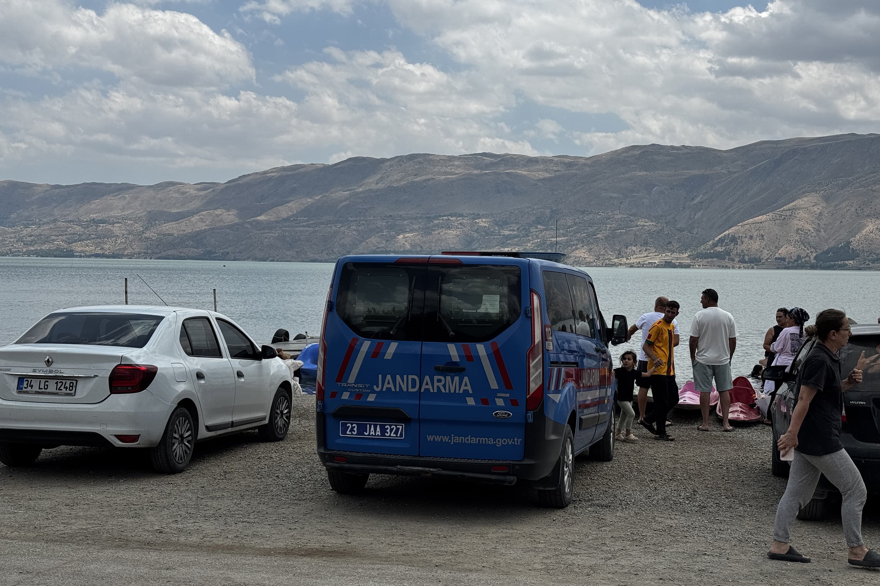 Göle açılmaya başladıktan sonra kayıkları su almaya başladı, ekipler 8 kişiyi kurtardı