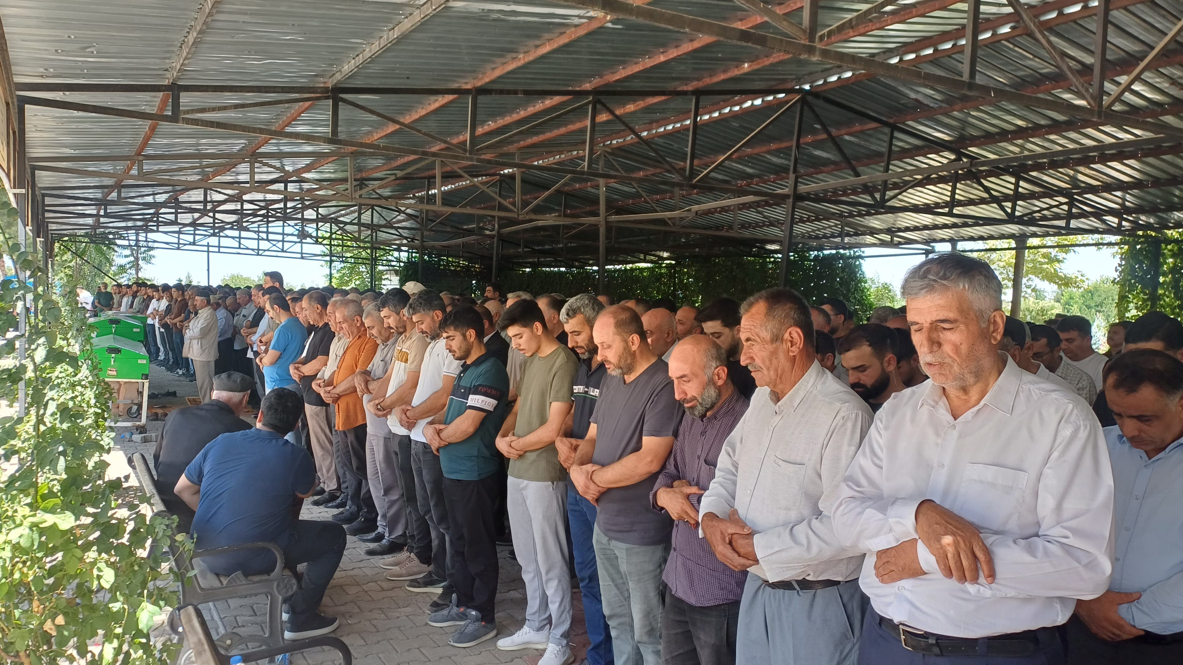BATMAN - Silahlı saldırıda vurulan 3 kişinin cenazeleri toprağa verildi