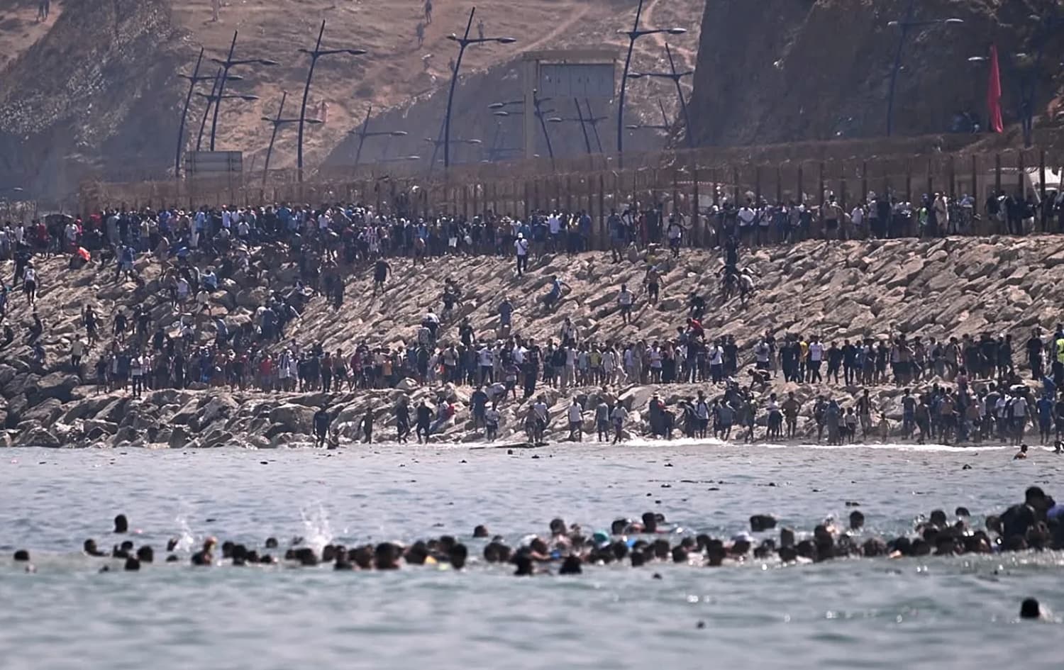 AB'den Ceuta'daki düzensiz göç girişimine karşı İspanya'ya destek mesajı