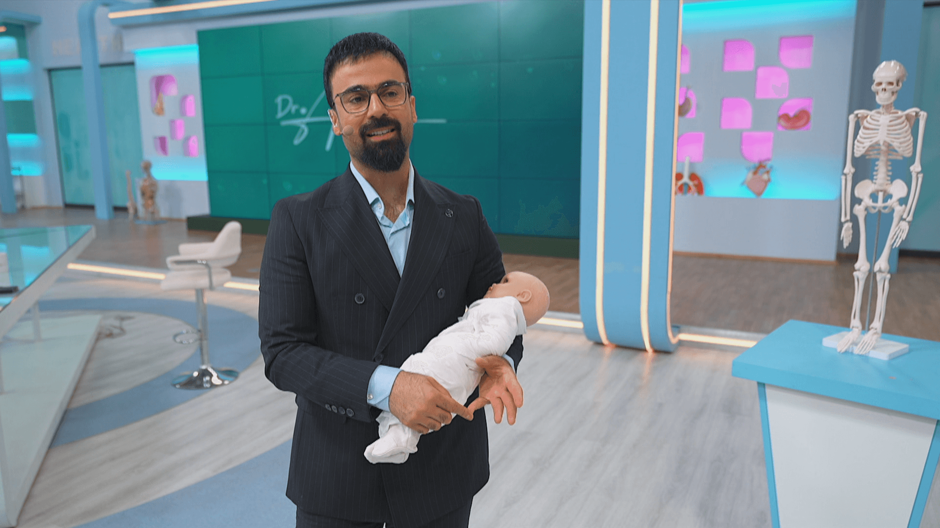 پزیشکێک هۆشداری لە جۆرێکی مەلۆتکەکردن ''قوماتکردن''ـی منداڵ دەدات؛ جومگەیان لەجێدەچێت