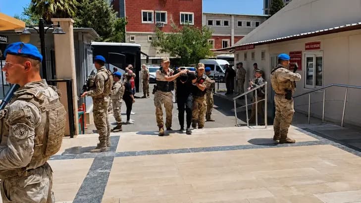 Jandarma kıyafeti giyip soygun yapan zanlılar ikiz plaka kullanmış