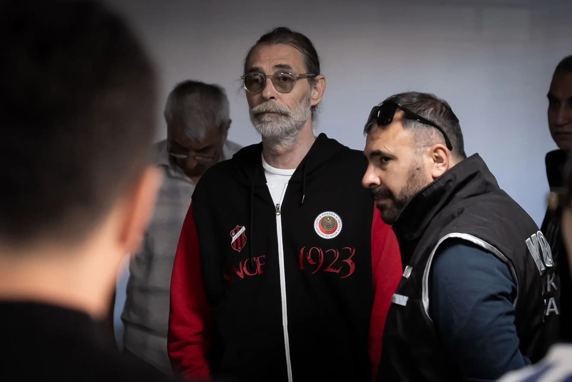 Etimesgut Belediye Başkanı Erdal Beşikçioğlu görevden uzaklaştırıldı