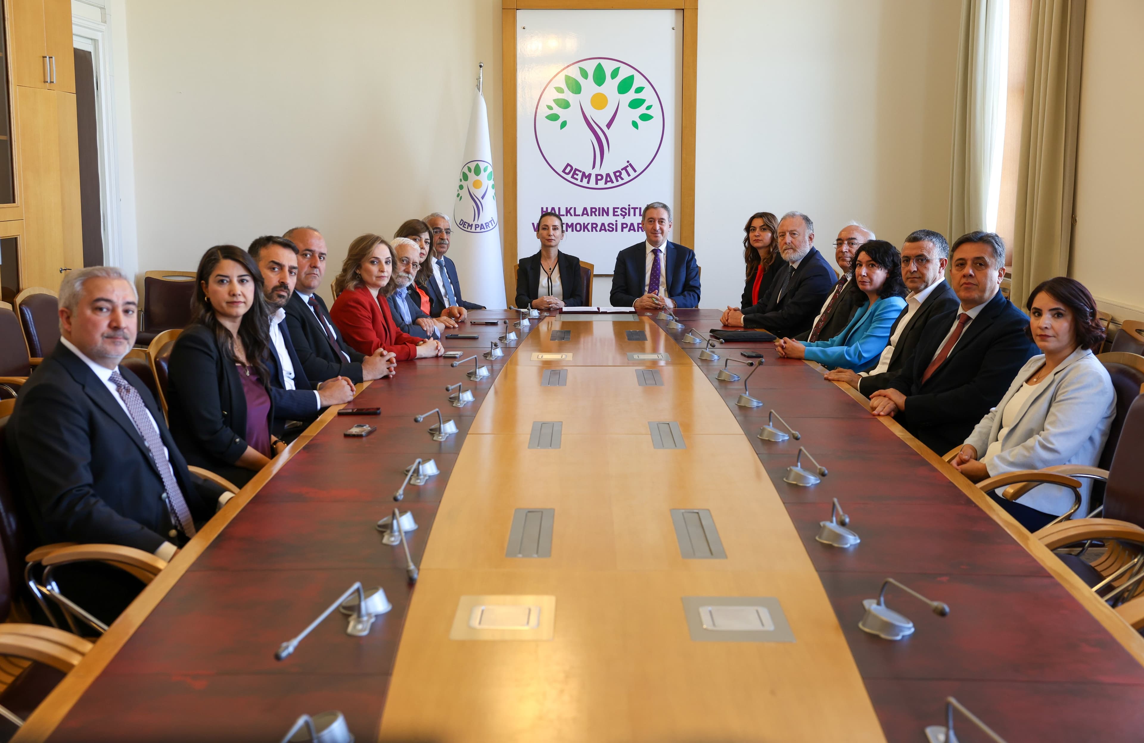 DEM Parti 'çerçeve yasa' kanun teklifini imzaladı